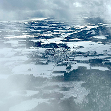 羊蹄山の標高1,000mあたりから真狩村を見下ろす。僕が住むのは村外れなので、画面の左の端っこのほうである。奥に光るのは洞爺湖の水面だ