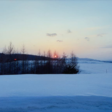 窓からの風景はまだ真冬のようだが、随分と右側へ移動している夕日の沈む位置で、春の訪れを知ることができる